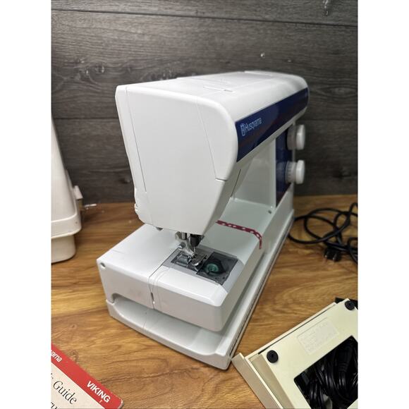 Husqvarna Viking Daisy 315 Sewing Machine Tested w/ Pedal Manuals & Case Sweden - Picture 9 of 11